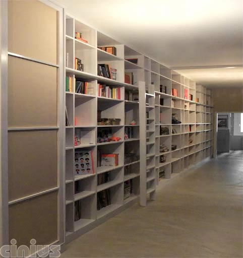 Bibliothèque YUKI, en bois massif, hetre massif lamellé. Sur mesure au millimètre, escalier inclinable en bois massif.