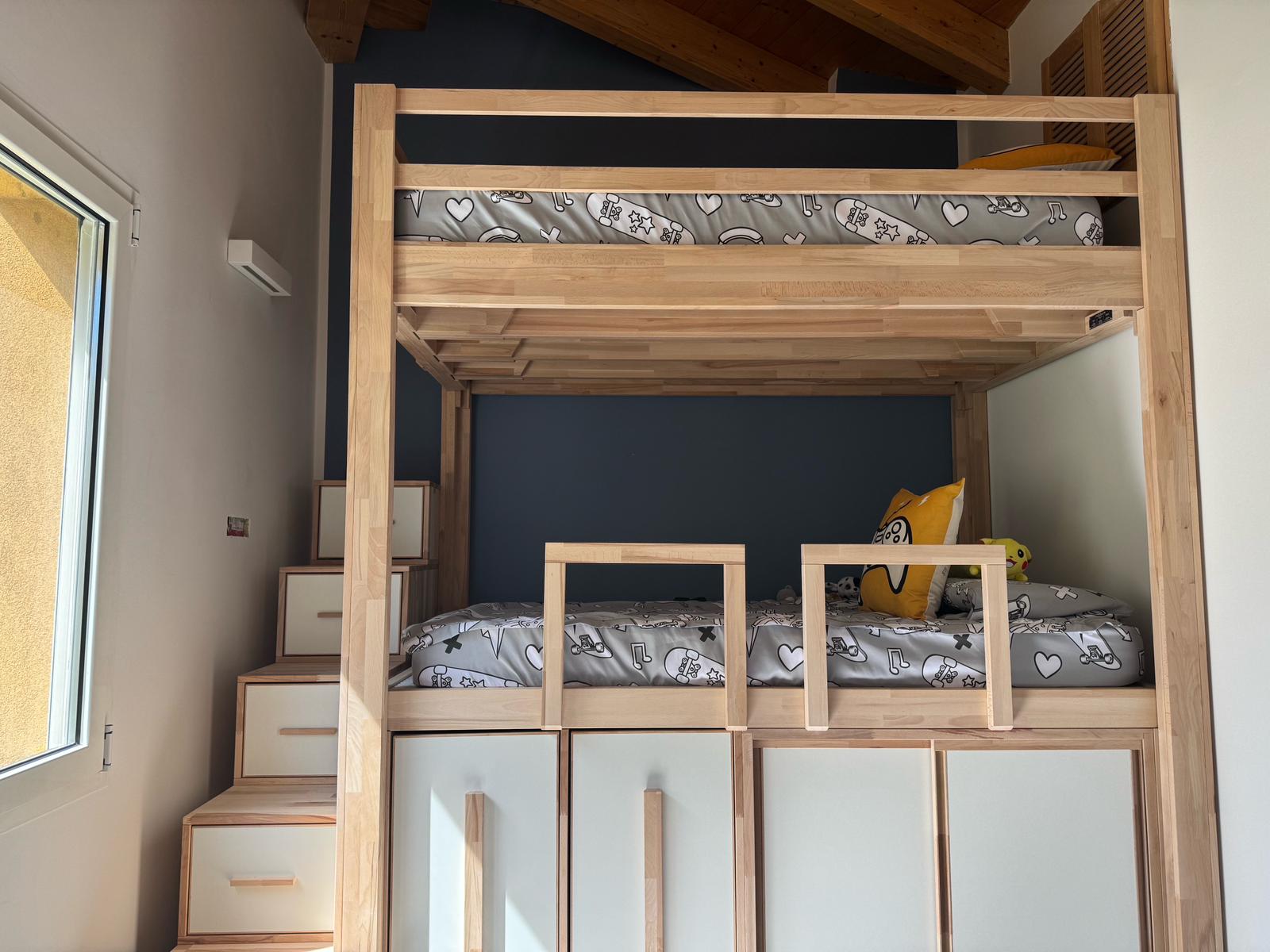 Lits Superposé Luna en bois massif. Armoire, tiroirs et chariots intégrés dans la structure