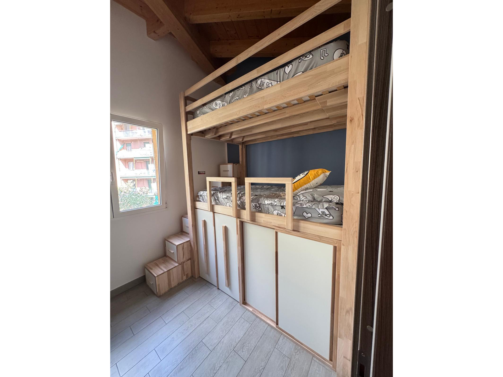 Lits Superposé Luna en bois massif. Armoire, tiroirs et chariots intégrés dans la structure