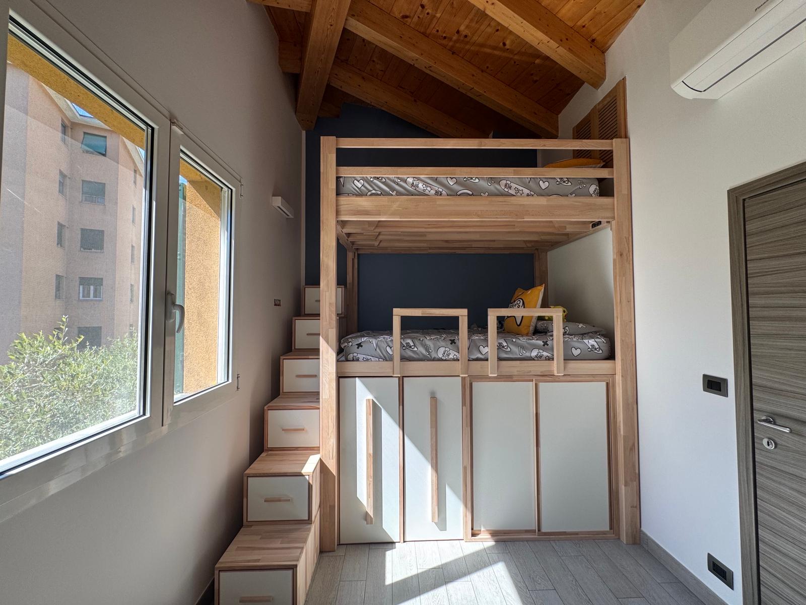 Lits Superposé Luna en bois massif. Armoire, tiroirs et chariots intégrés dans la structure
