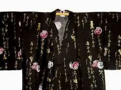 Kimono giapponese tradizionale Cinius, vestito da uomo con fantasia a fiori, dettaglio