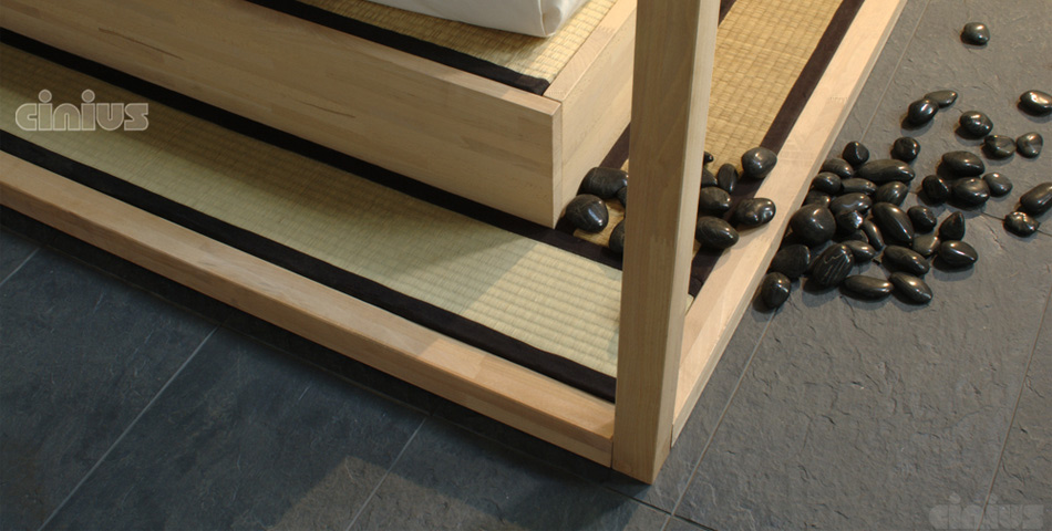 Dettaglio baldacchino in legno massello del letto Yasumi di Cinius