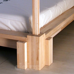 Piede in legno massello del letto Kyoto, dettaglio